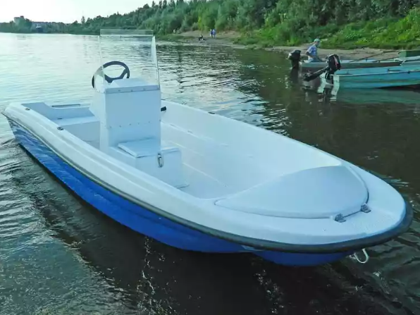 Стеклопластиковая лодка Пингвин с консолью (тримаран) в Казани