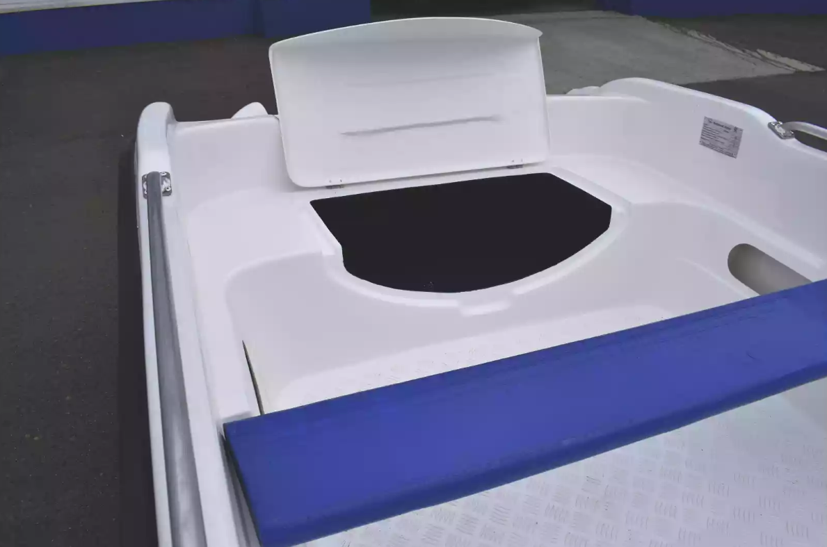 Стеклопластиковая лодка Пингвин New (тримаран) в Казани