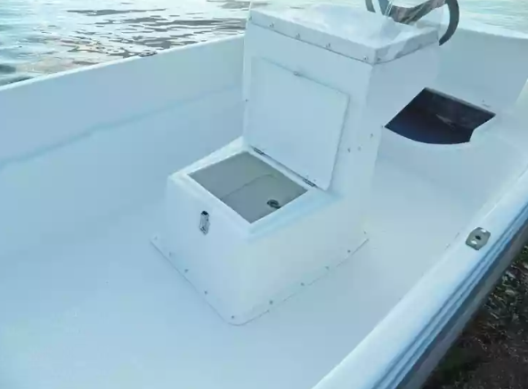 Стеклопластиковая лодка Пингвин с консолью (тримаран) в Казани