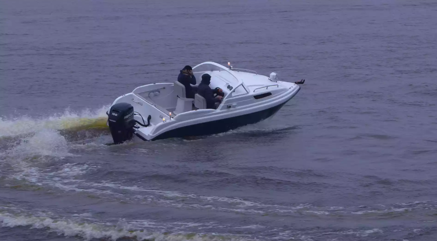 Стеклопластиковый катер Neman-550 с каютой в Казани