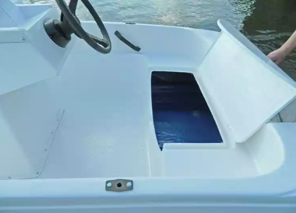 Стеклопластиковая лодка Пингвин с консолью (тримаран) в Казани